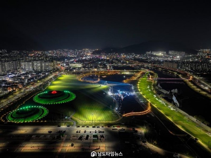 2023순천만국제정원박람회 대표 콘텐츠인 오천그린광장은 야간에도 아름답다.jpg